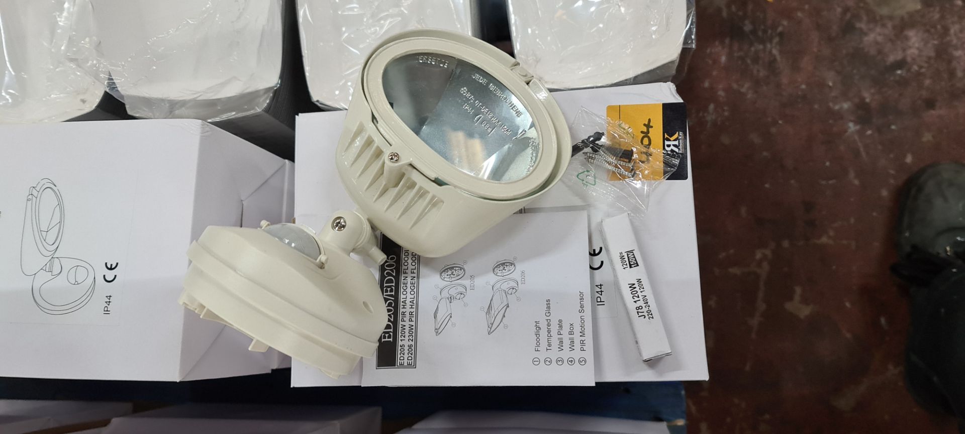 10 off 150W PIR floodlights, XLS 1116 - Image 4 of 6