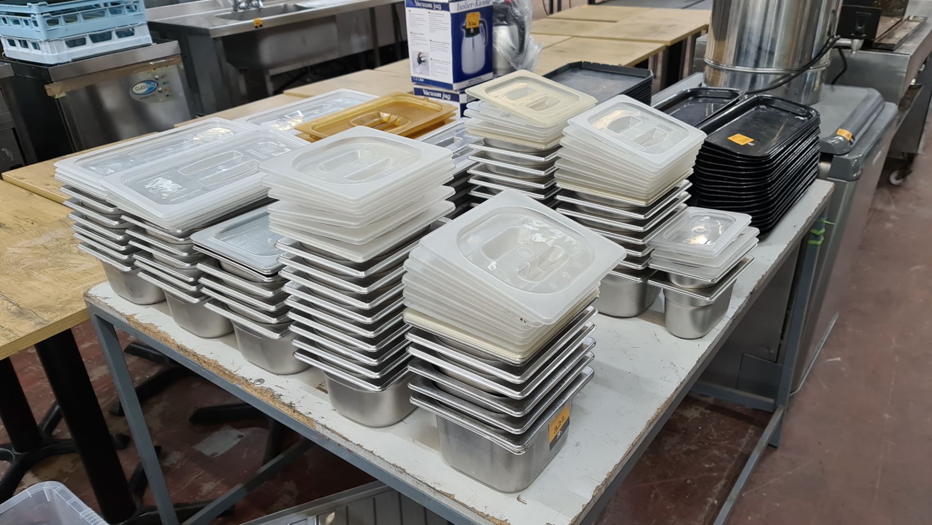 Double row of assorted metal dishes suitable for use in bain maries, refrigerated saladettes, etc - Image 2 of 5