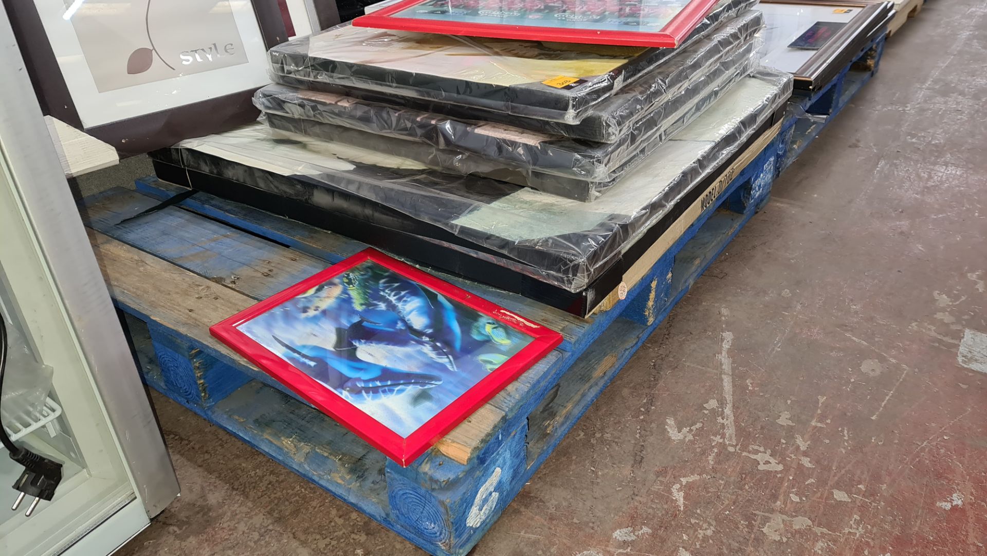 The contents of a pallet of canvas box prints, framed pictures & other decorative items - Image 4 of 4