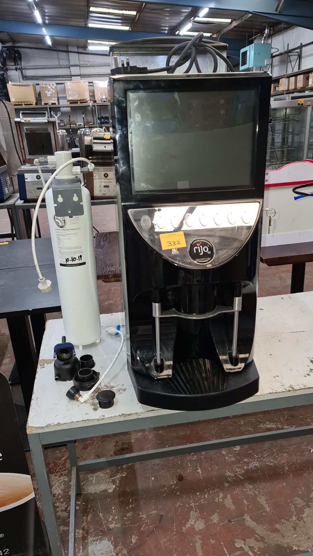 Rijo 42 touchscreen coffee machine model Brasil ASD. Includes key & water filtration unit