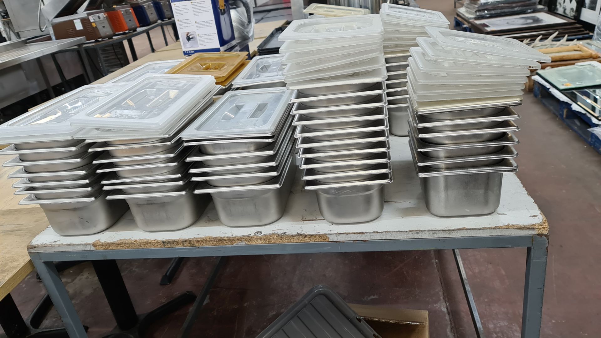 Double row of assorted metal dishes suitable for use in bain maries, refrigerated saladettes, etc - Image 3 of 5