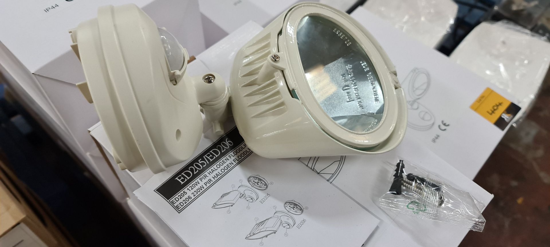 12 off 150W PIR floodlights, XLS 1116 - Image 4 of 6