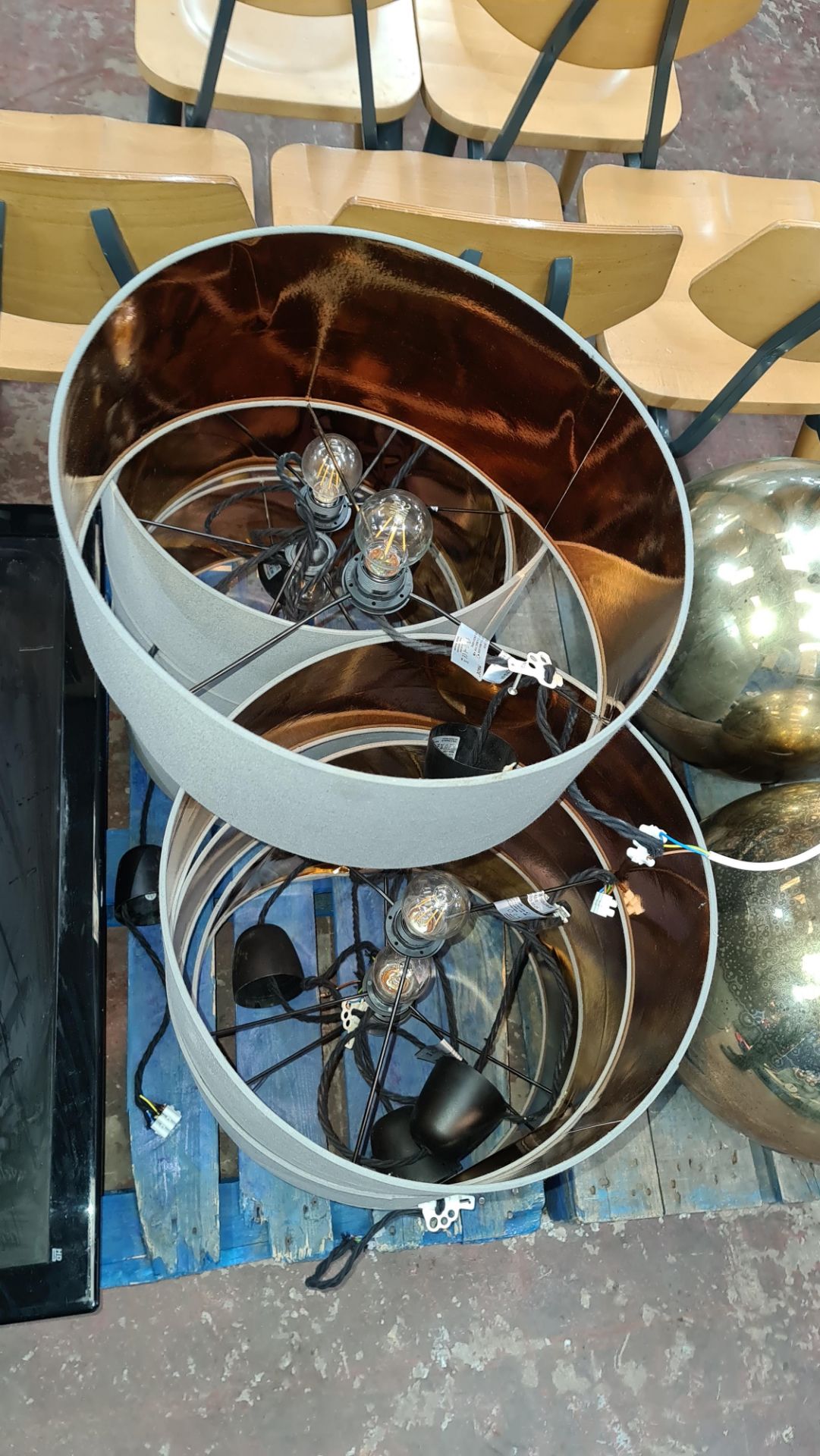 7 modern light fittings each including unusual modern screw in bulb. Diameter of each light fitting - Image 3 of 3