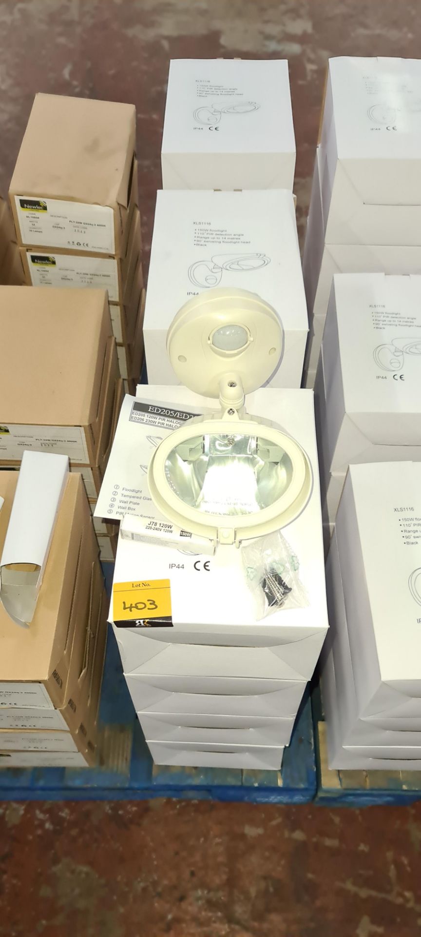 12 off 150W PIR floodlights, XLS 1116