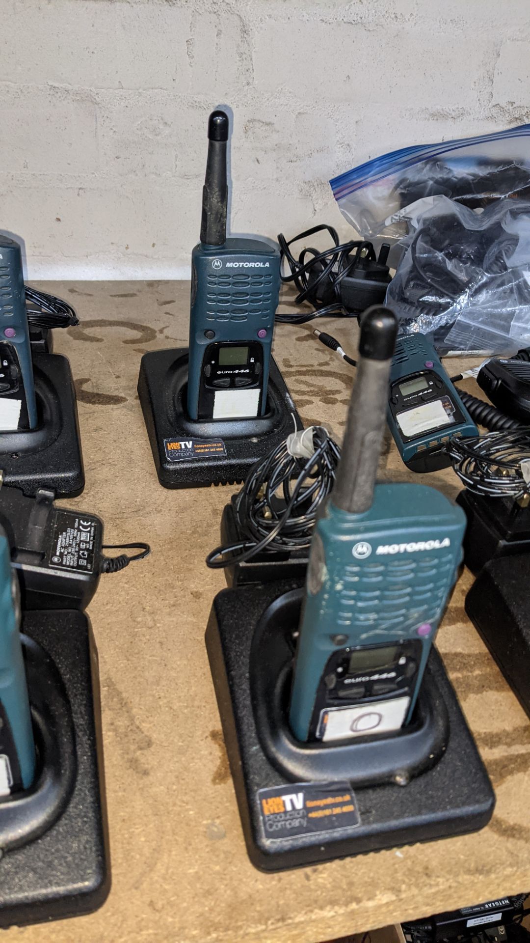 8 off Motorola walkie-talkies, model Euro 446 plus 7 base stations, 6 power packs, 2 hand-held wired - Image 6 of 9