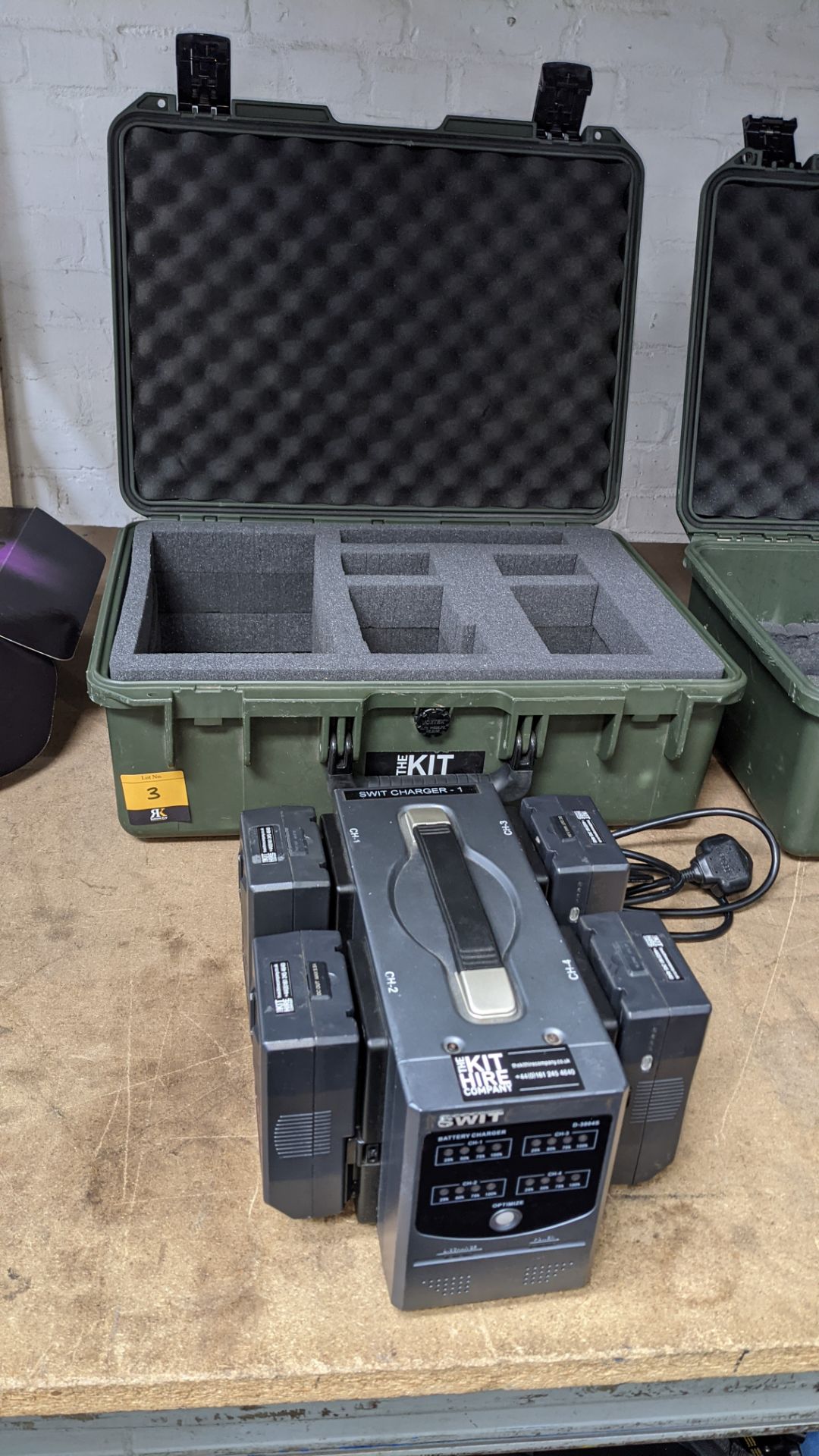 SWIT battery & charging system consisting of model D-3004S 4-bay charger & 4 off model S-8082S batte - Image 2 of 14