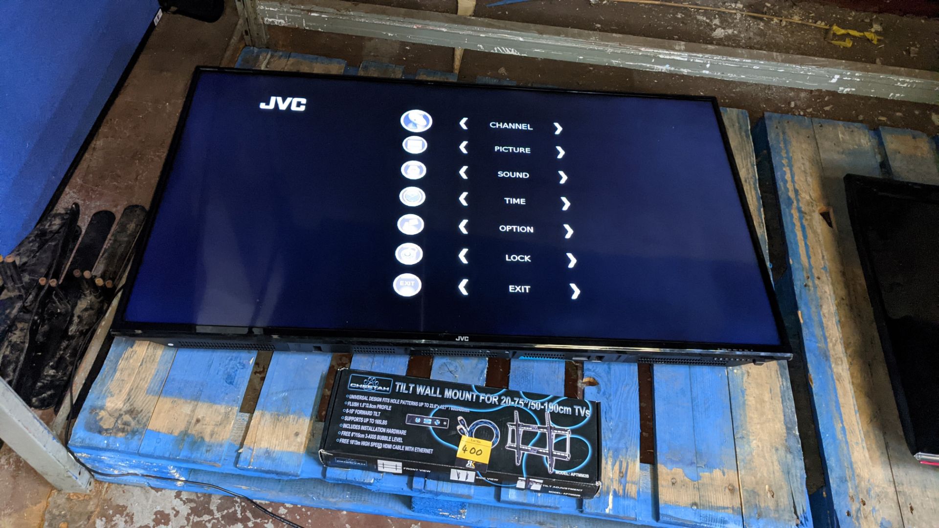 JVC 50" TV including wall-mount, model LT-50C550 - with Remote - Image 4 of 9