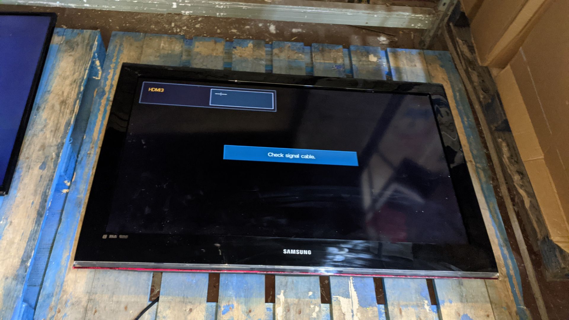 Samsung widescreen TV including remote control but no mount - Image 3 of 8