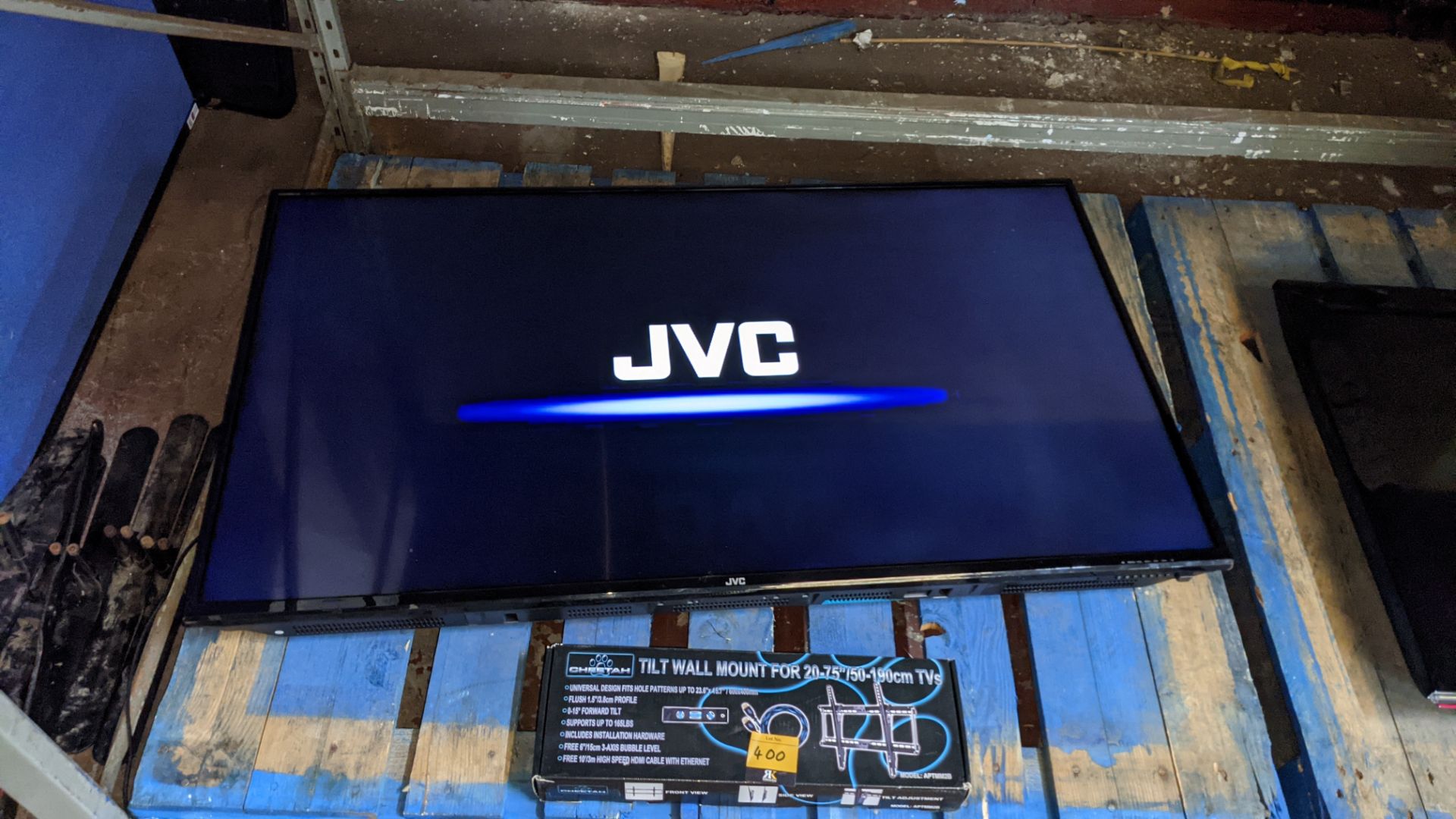 JVC 50" TV including wall-mount, model LT-50C550 - with Remote