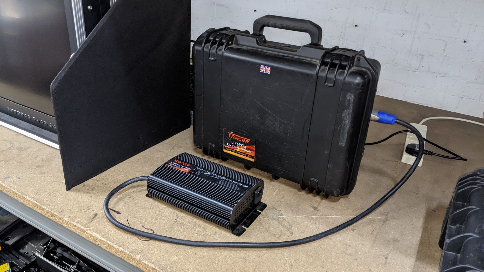 Tracer LiFePO4 12v 170Ah 2040Wh Suitcase battery in dedicated case with neutrik powercon external co - Image 9 of 9