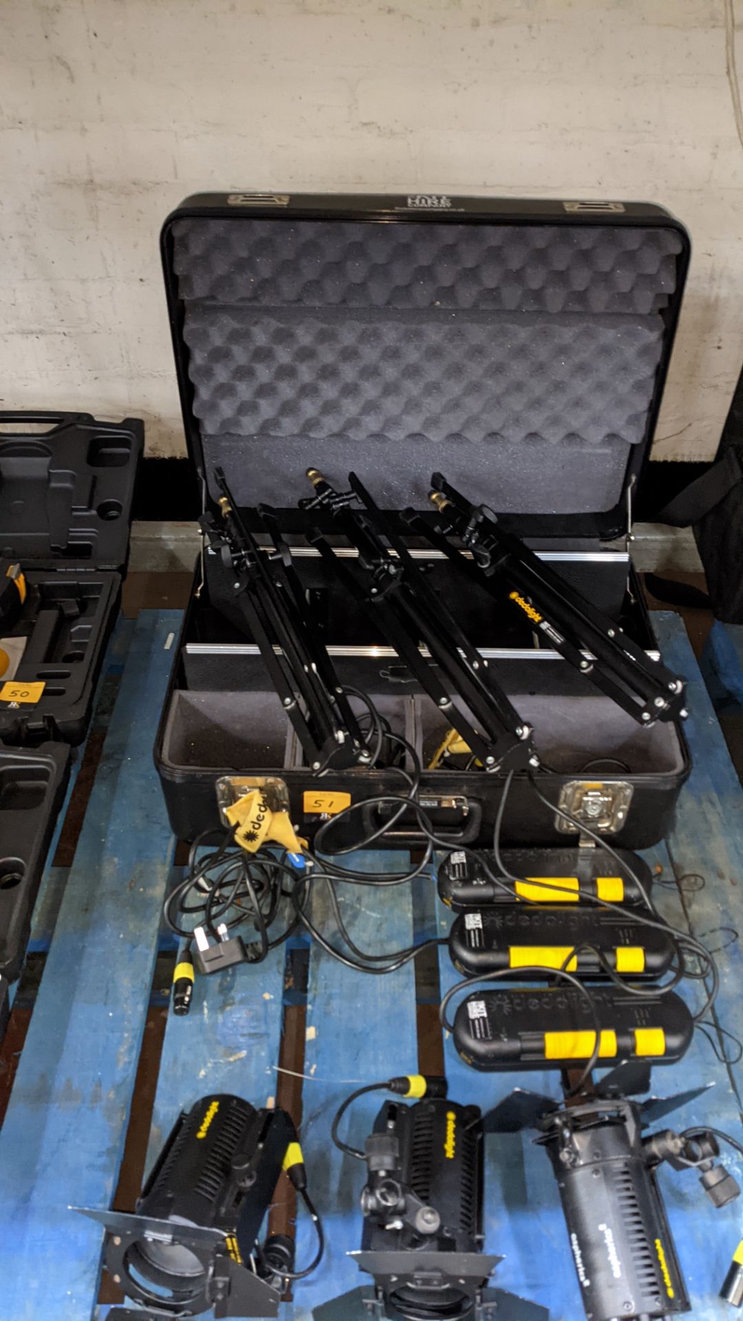 Dedolight lighting system comprising 3 tripods, 3 lamps, 3 powerpacks/controllers & heavy-duty case - Image 12 of 13