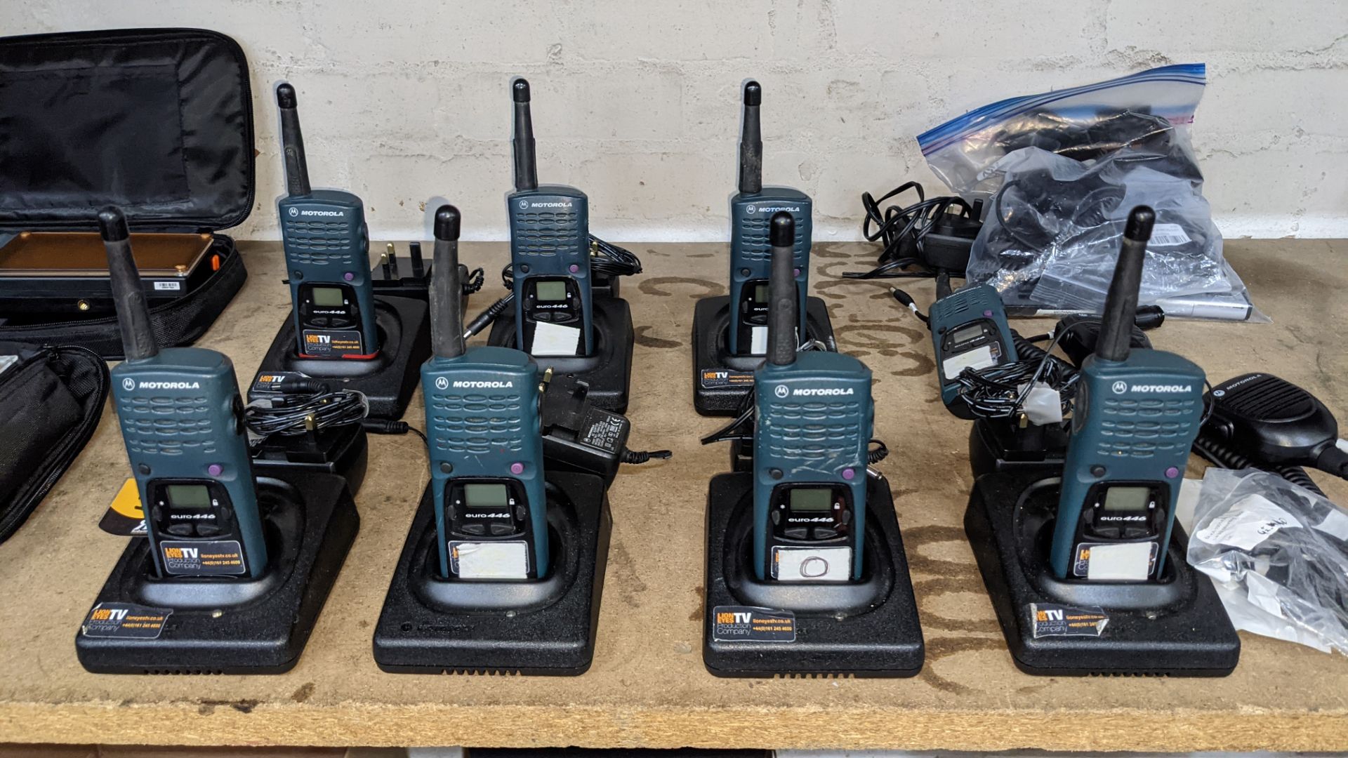 8 off Motorola walkie-talkies, model Euro 446 plus 7 base stations, 6 power packs, 2 hand-held wired - Image 3 of 9