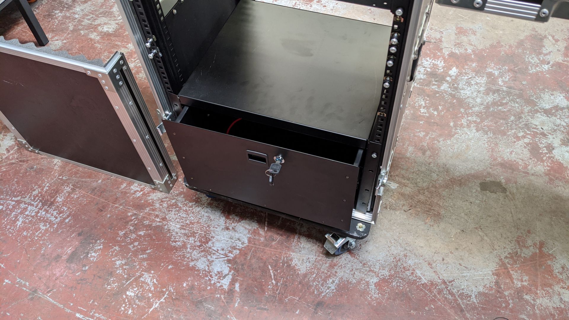 Spider 19inch rack case comprising 15U mobile rack with front & rear covers that turn into optional - Image 8 of 17