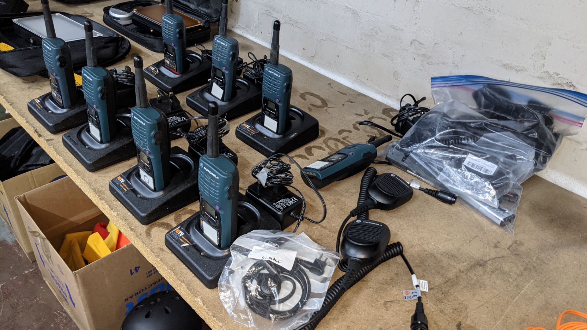 8 off Motorola walkie-talkies, model Euro 446 plus 7 base stations, 6 power packs, 2 hand-held wired - Image 9 of 9