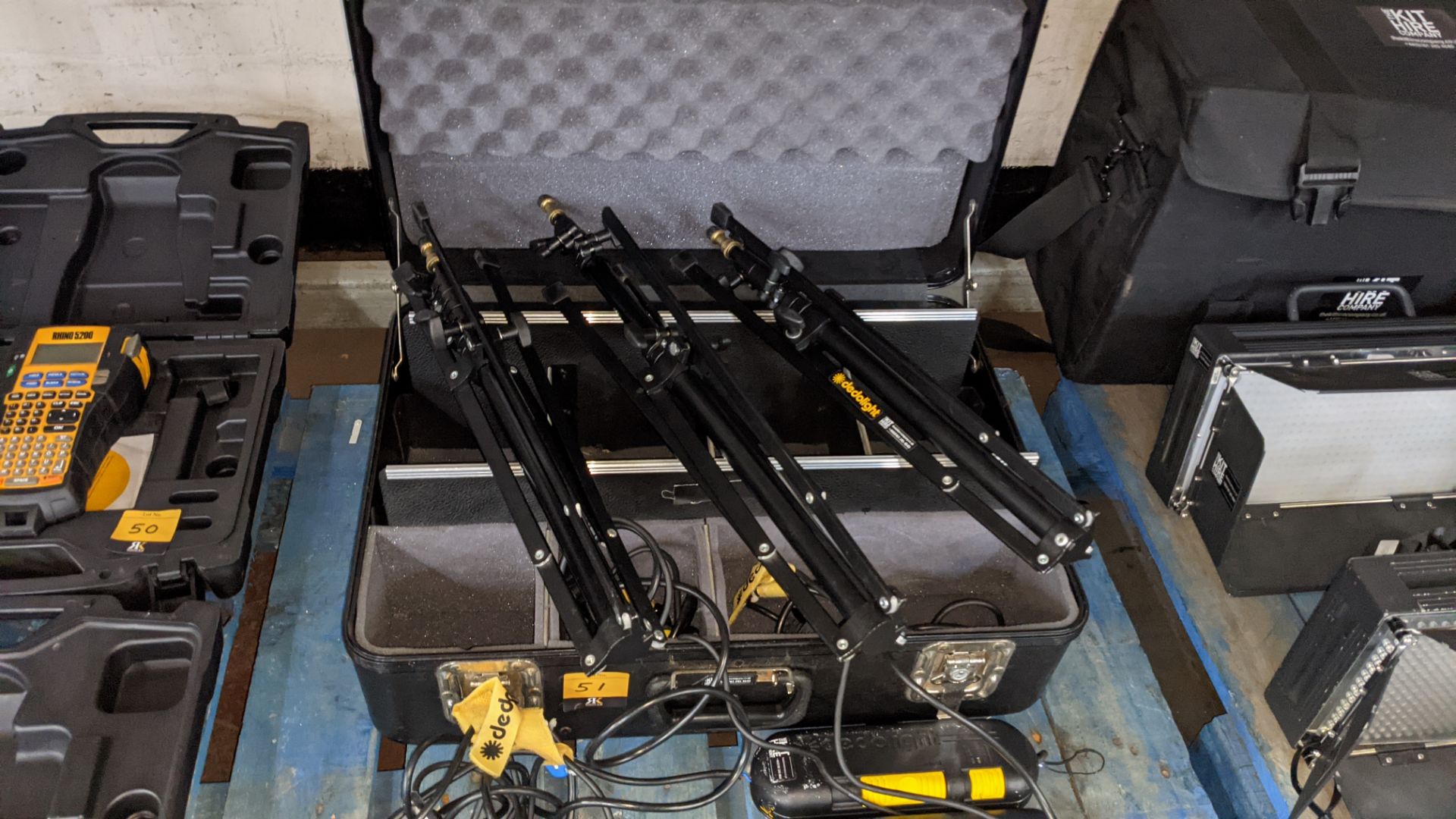 Dedolight lighting system comprising 3 tripods, 3 lamps, 3 powerpacks/controllers & heavy-duty case - Image 11 of 13