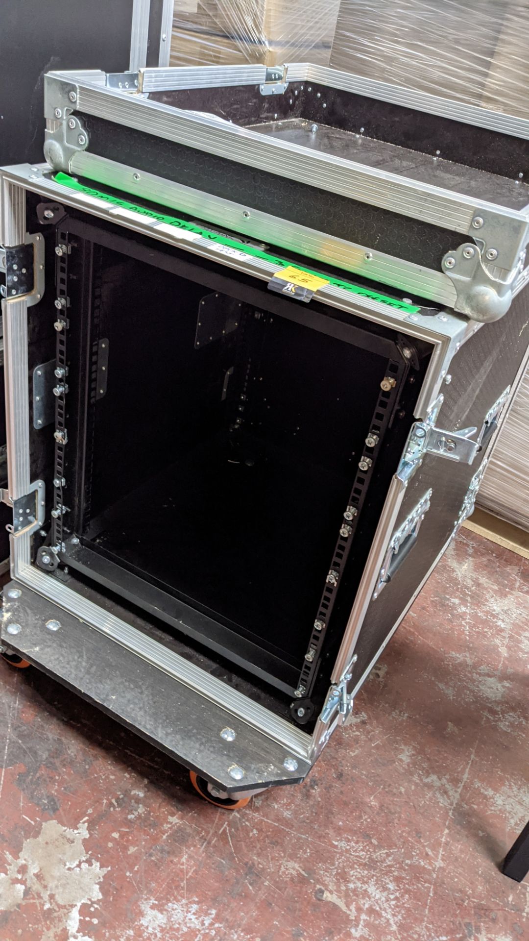 Suspended 12U 19" mobile rack/case - Image 3 of 10