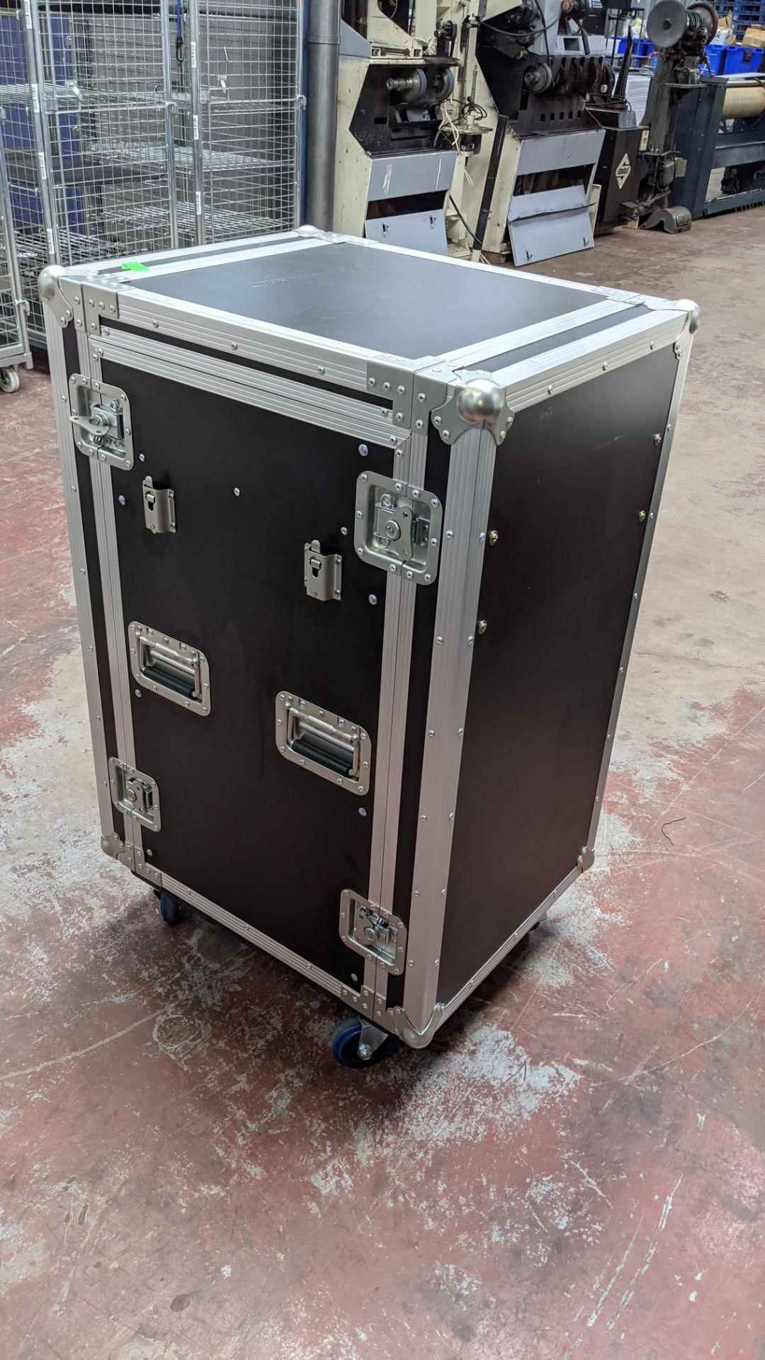 Spider 19inch rack case comprising 15U mobile rack with front & rear covers that turn into optional - Image 16 of 17