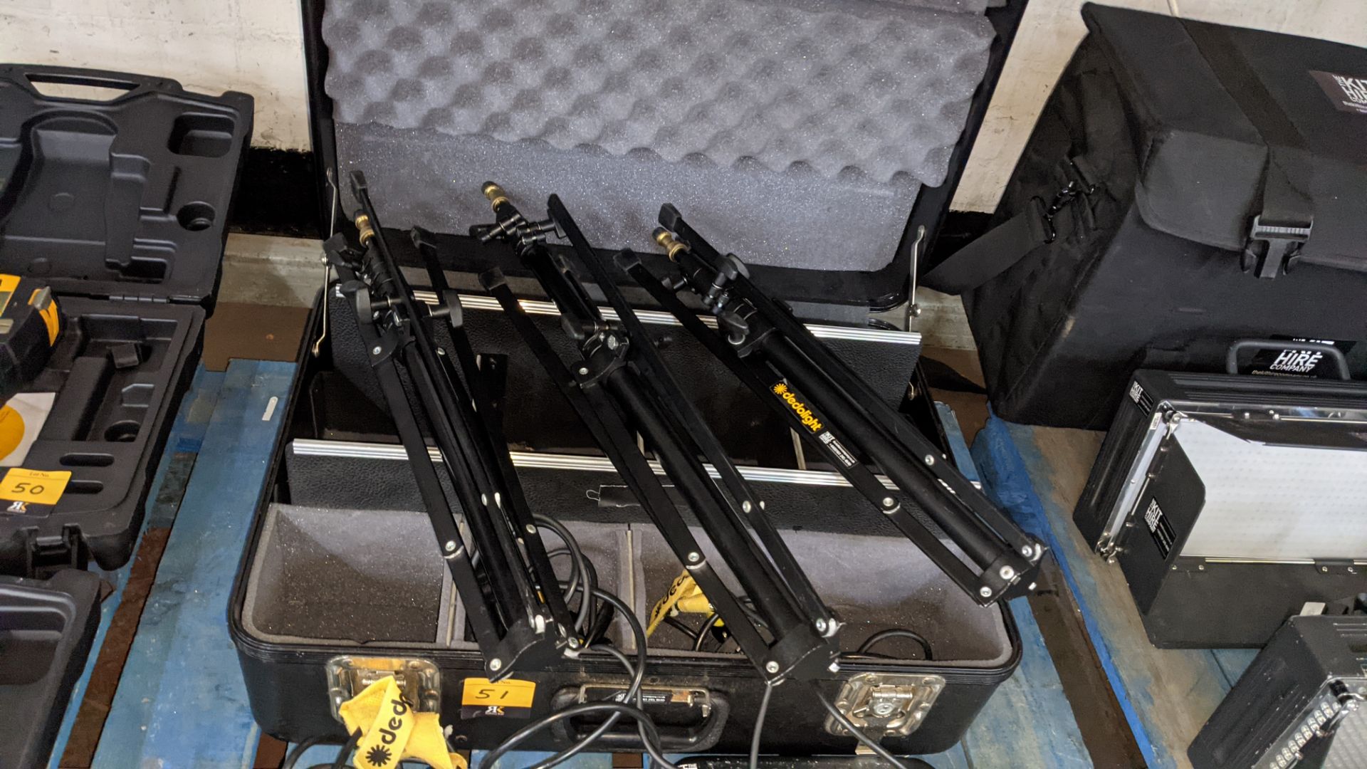 Dedolight lighting system comprising 3 tripods, 3 lamps, 3 powerpacks/controllers & heavy-duty case - Image 10 of 13