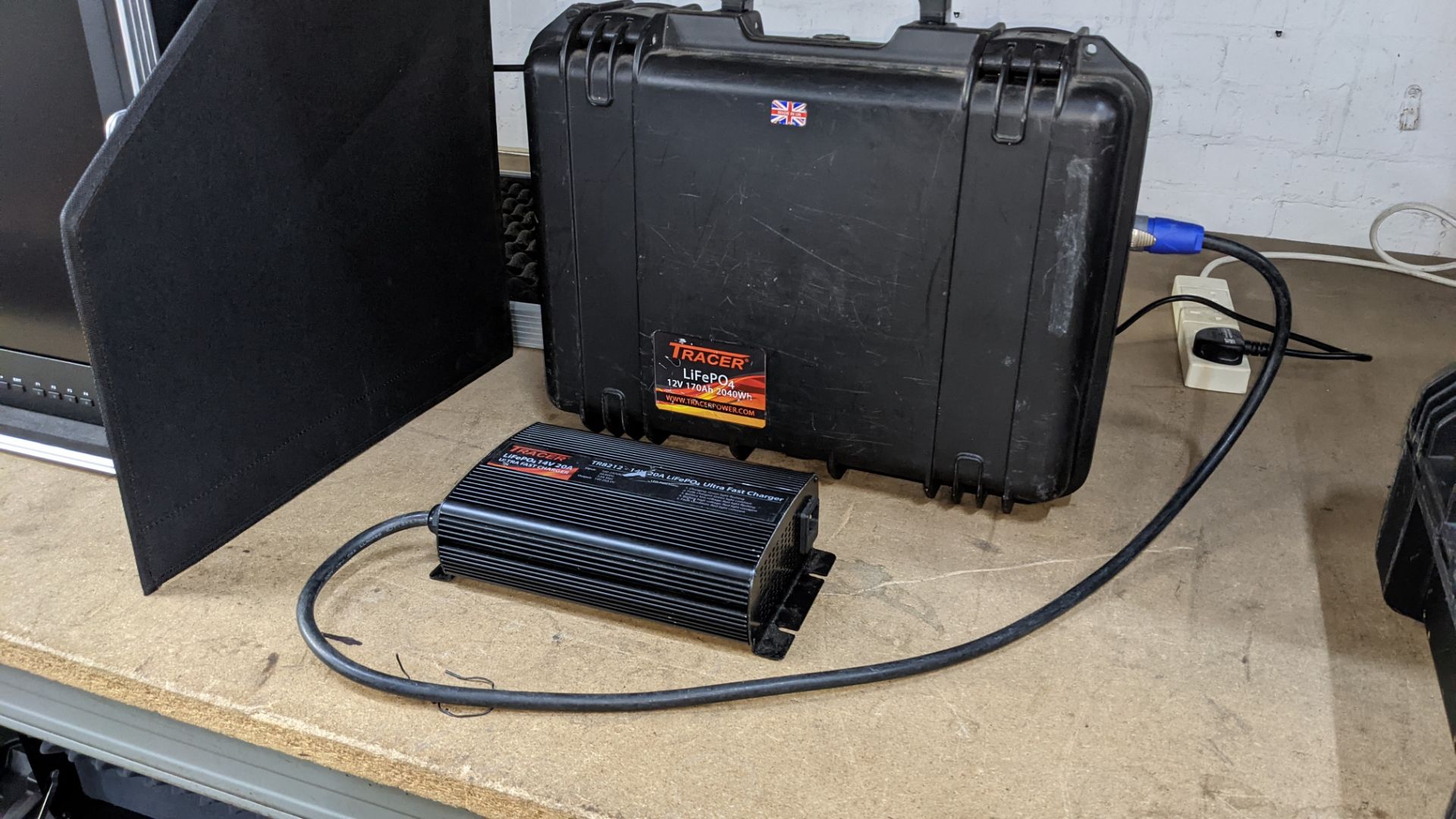 Tracer LiFePO4 12v 170Ah 2040Wh Suitcase battery in dedicated case with neutrik powercon external co - Image 8 of 9