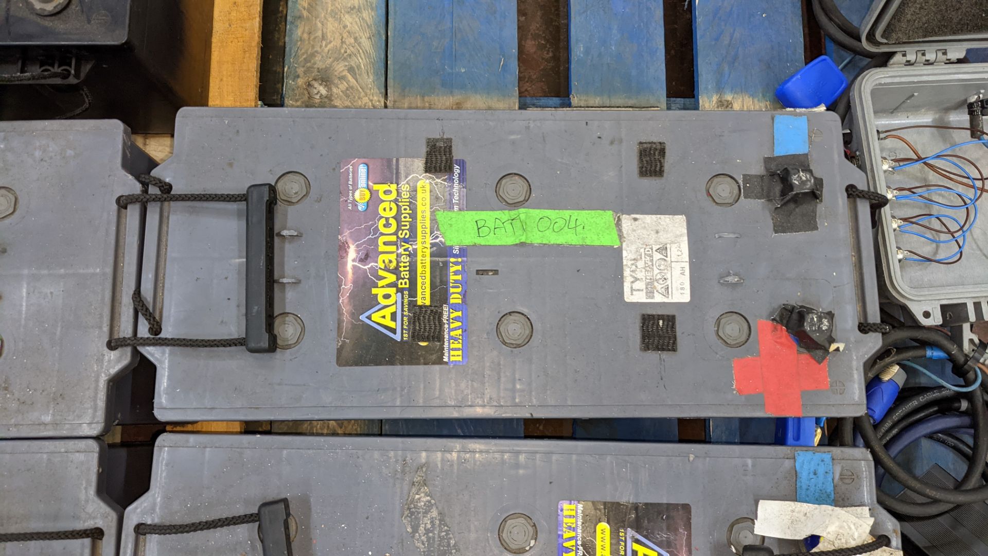 6 off large vehicle type heavy-duty batteries - Image 4 of 10