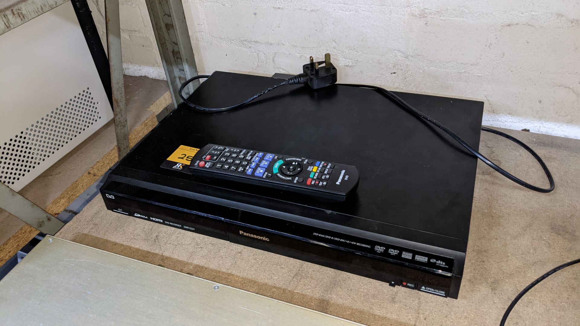 DVD recorder with remote control - Image 6 of 7