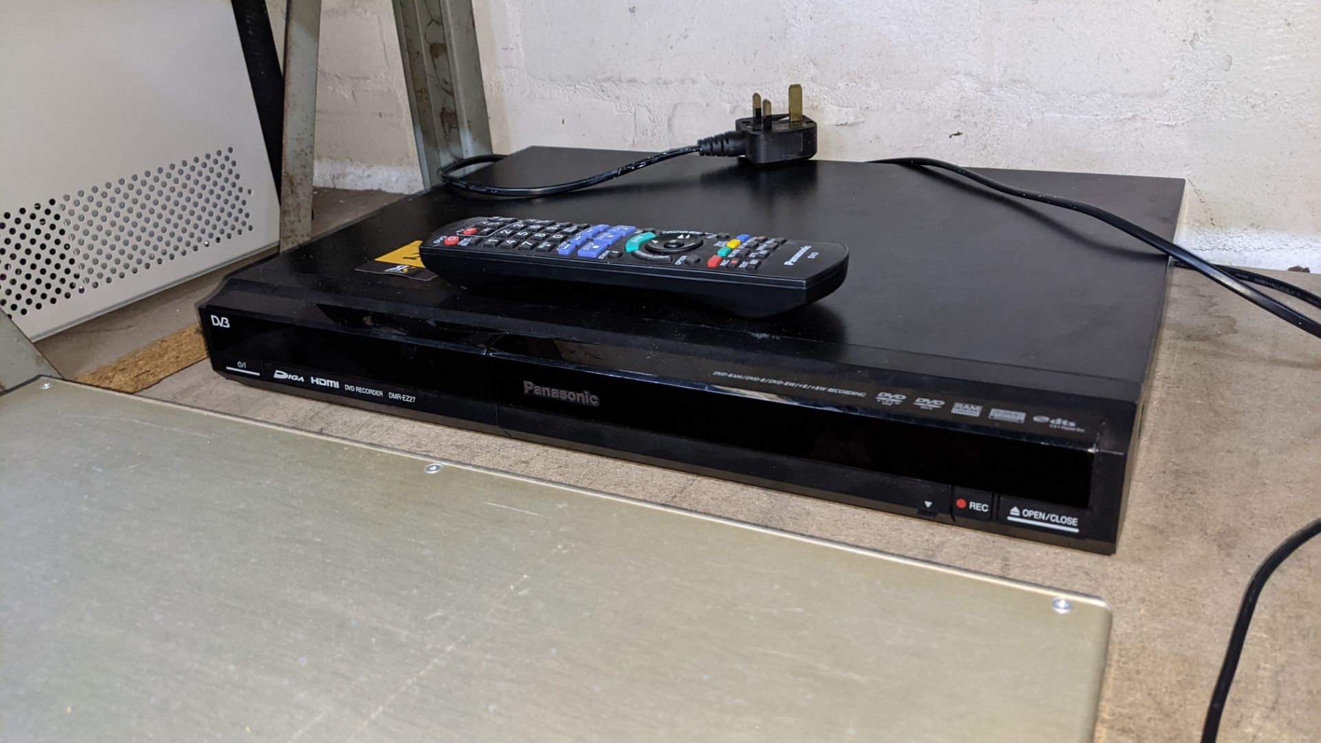 DVD recorder with remote control - Image 5 of 7