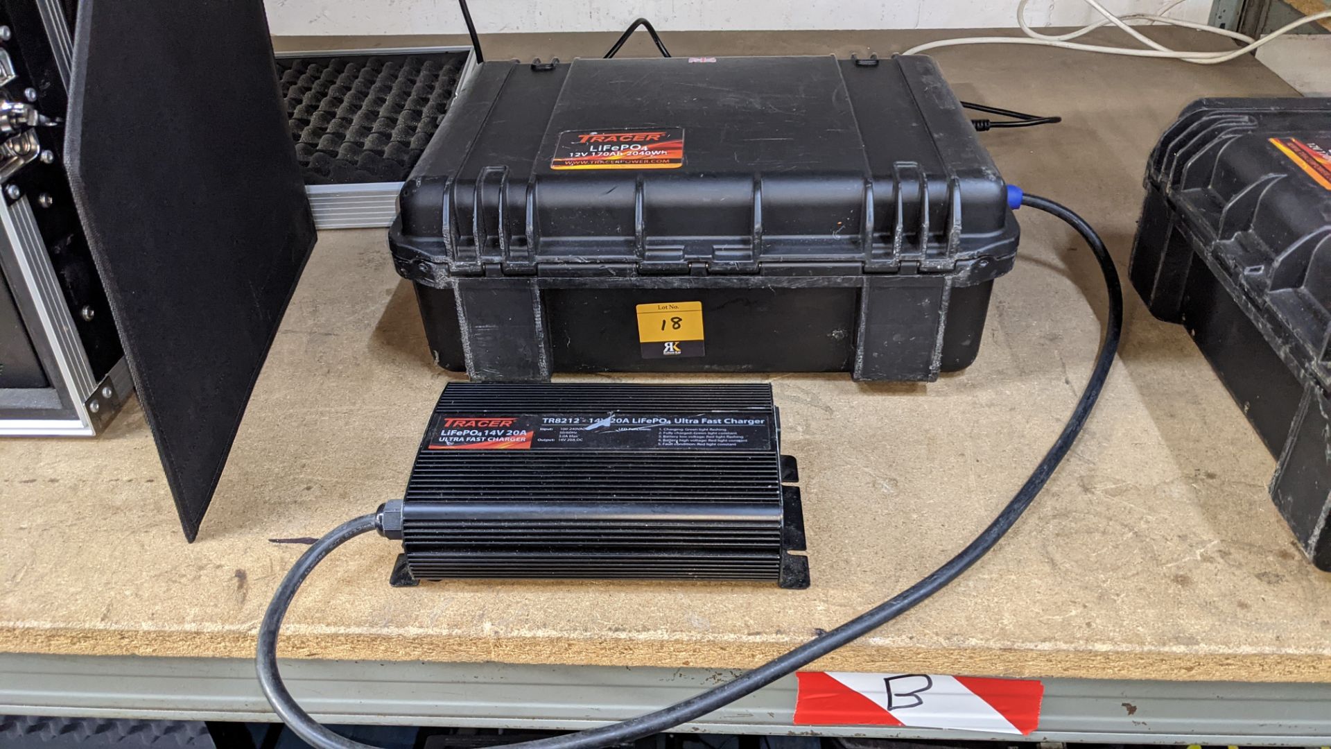 Tracer LiFePO4 12v 170Ah 2040Wh Suitcase battery in dedicated case with neutrik powercon external co - Image 2 of 9