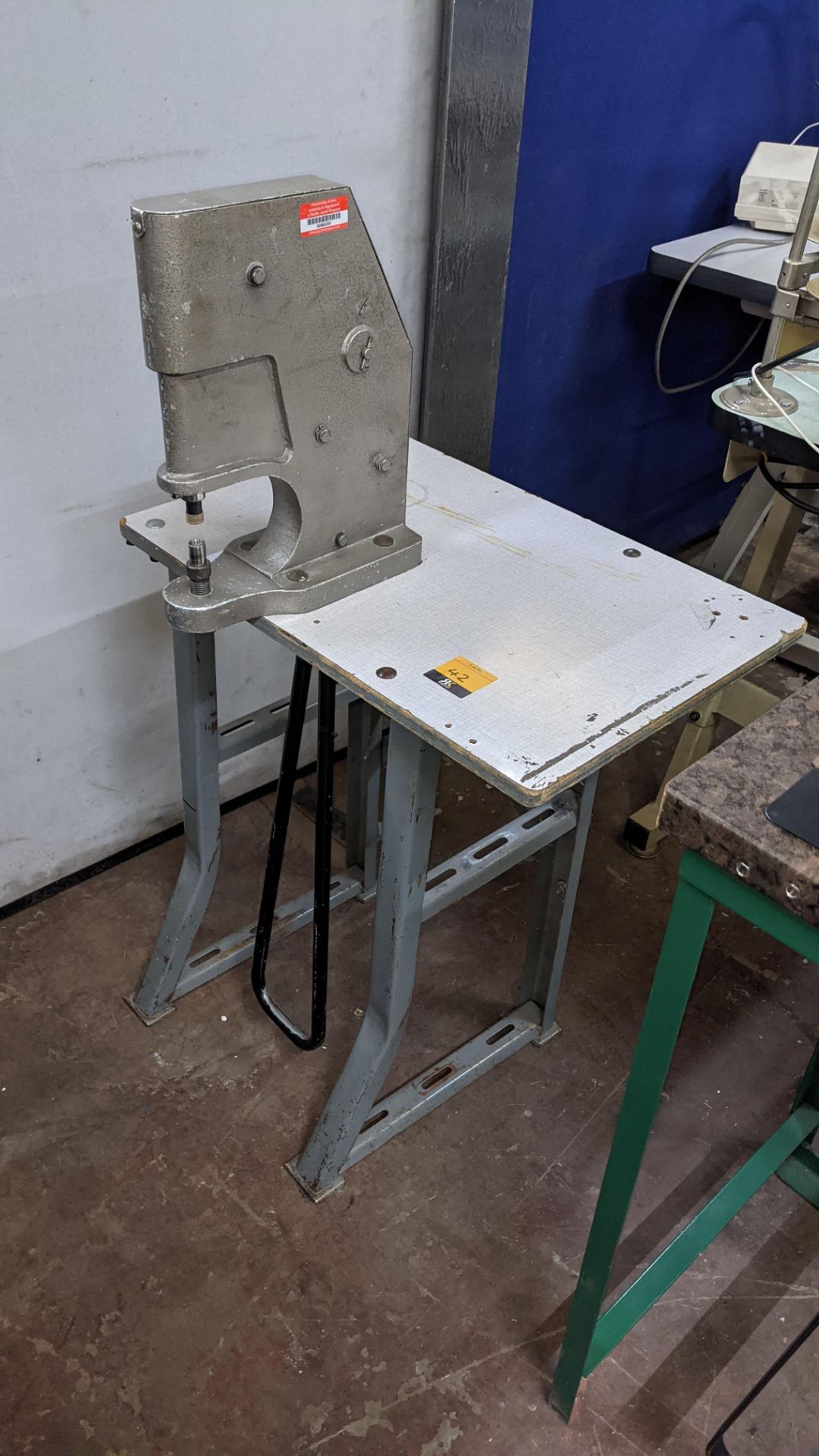 Foot operated riveting machine/press stud machine