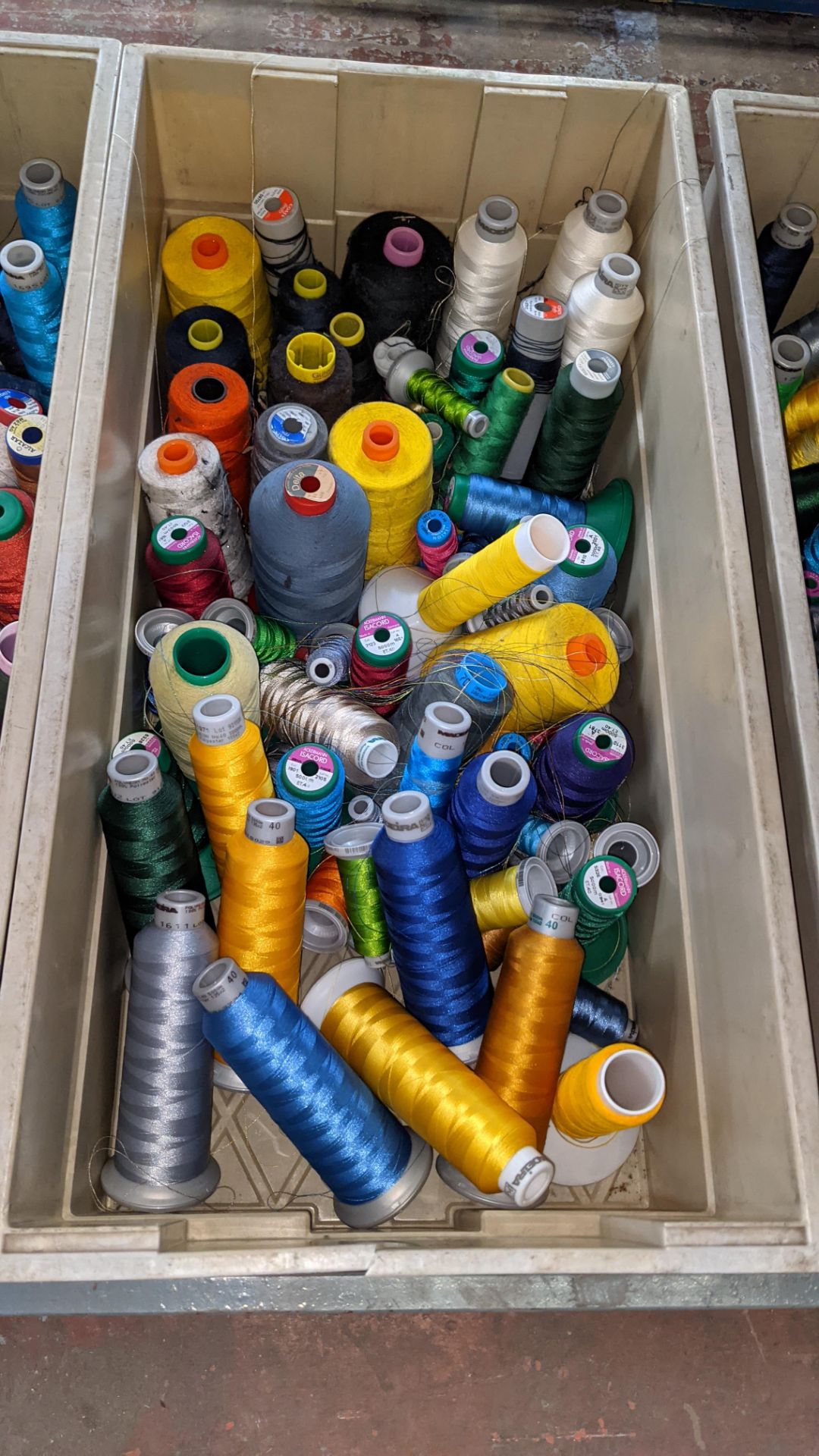 The contents of 3 large crates of assorted embroidery thread - Image 4 of 5