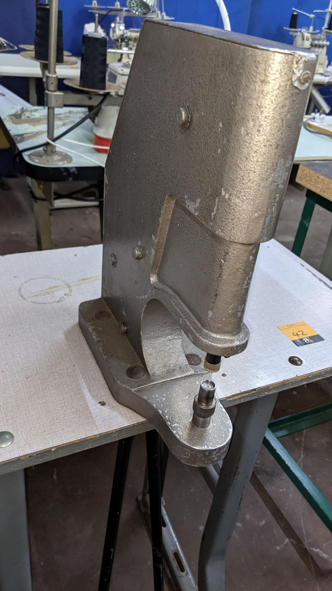 Foot operated riveting machine/press stud machine - Image 6 of 8