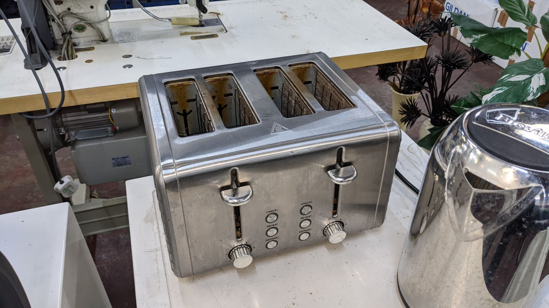 Domestic appliance lot comprising counter height fridge plus cordless kettle & 4 slice toaster - Image 6 of 6