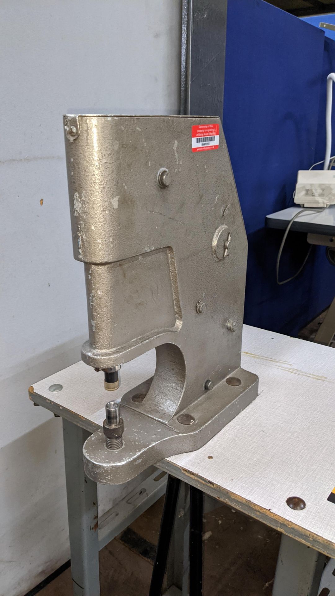 Foot operated riveting machine/press stud machine - Image 4 of 8