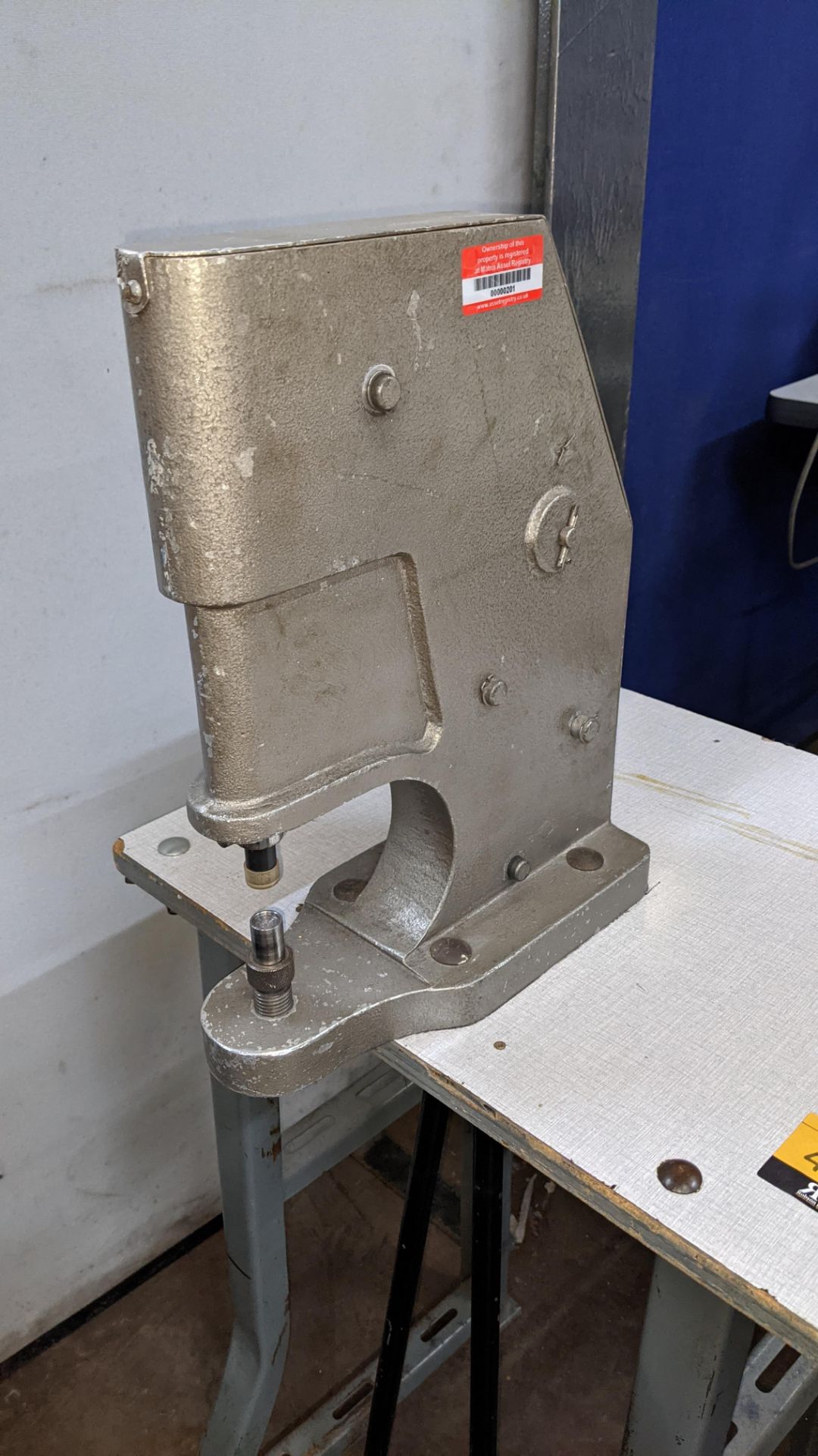 Foot operated riveting machine/press stud machine - Image 3 of 8