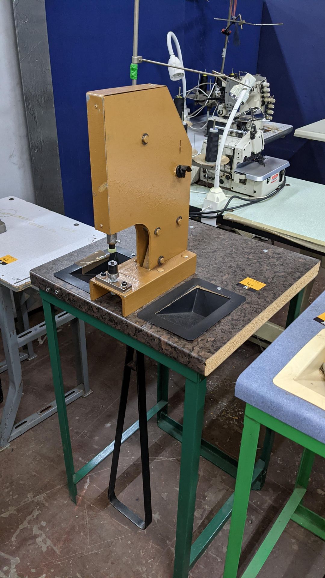 Foot operated riveting machine/press stud machine