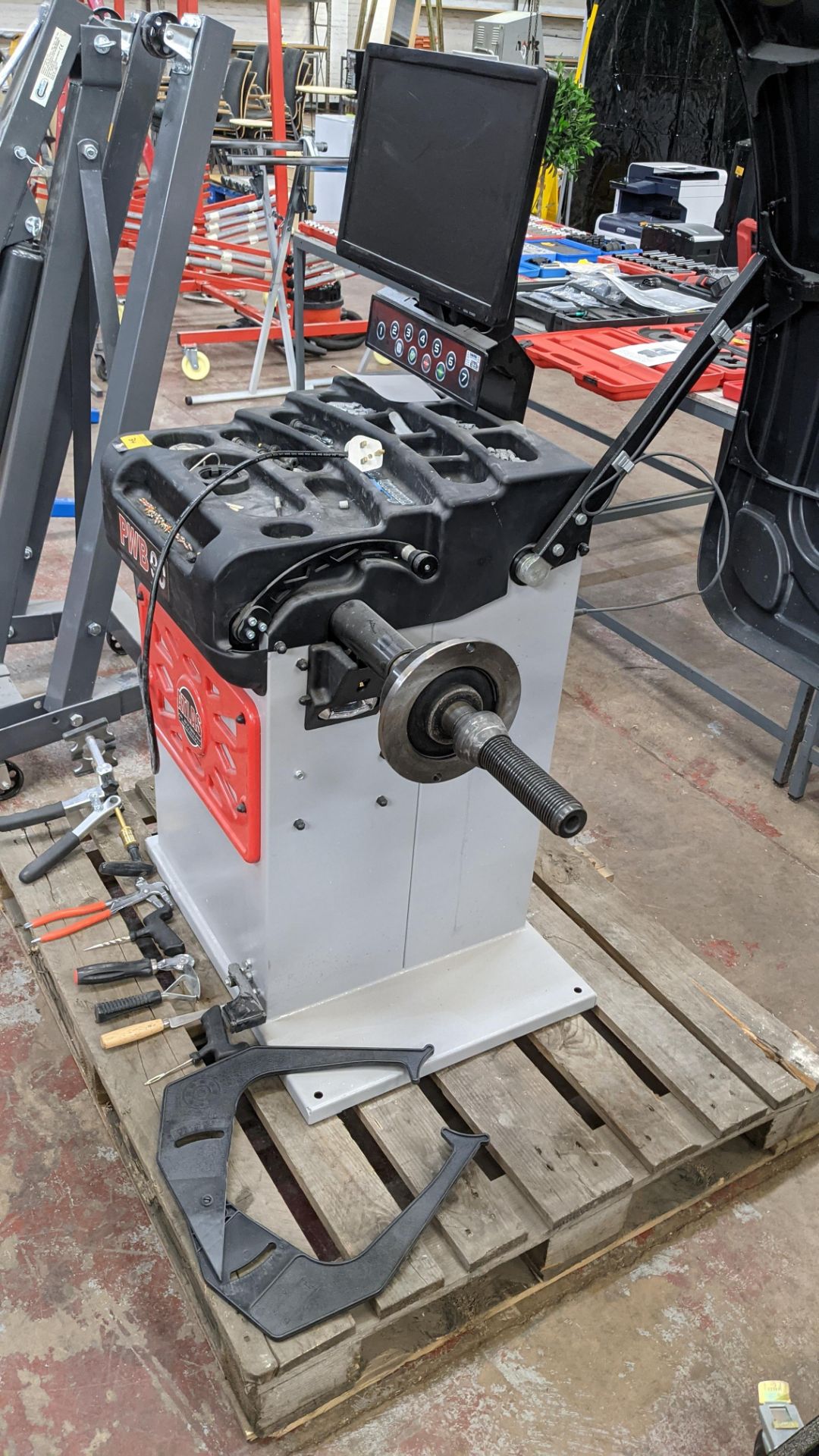 2019 Atlas Platinum type PWB90 3D wheel balancing system with TFT screen including wide variety of a - Image 14 of 21