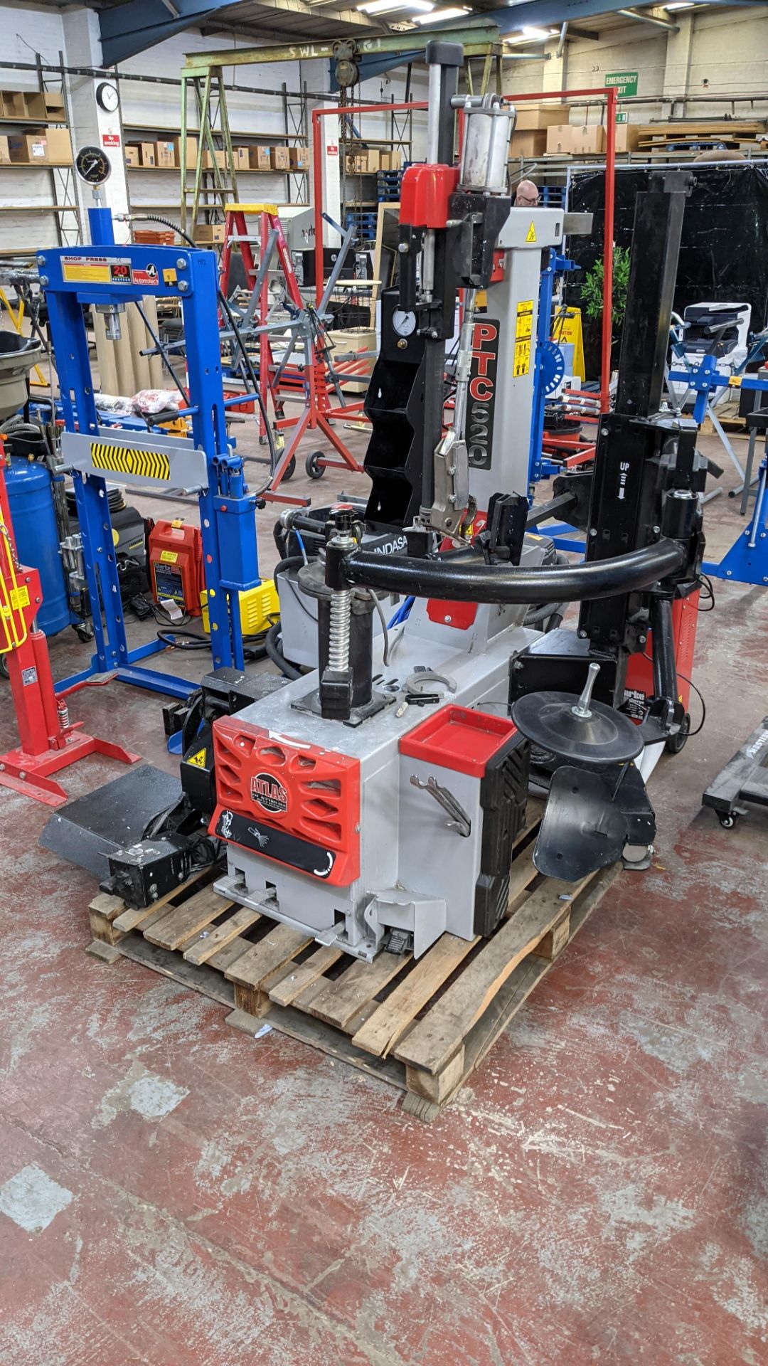 2018 Atlas Platinum 30" tilt arm tyre changer with smart lock type HP2, model PTC520. Please note t - Image 21 of 23