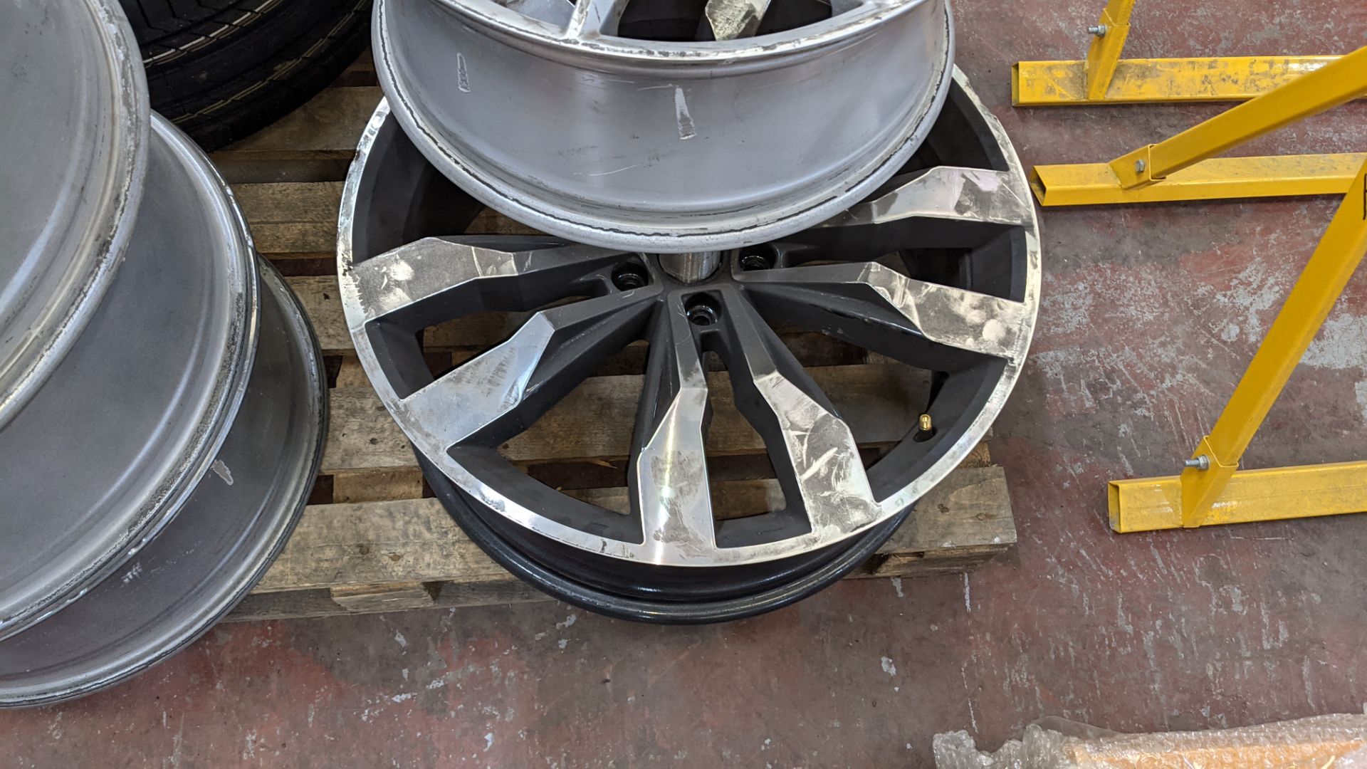 5 off assorted alloy wheels - Image 6 of 9