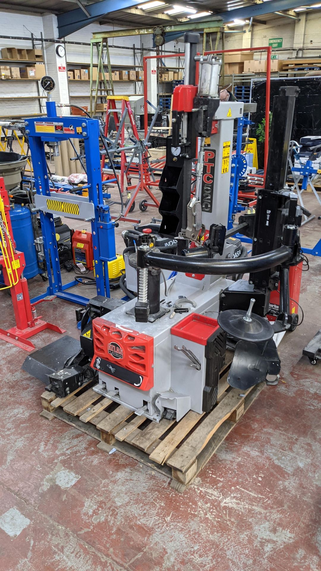 2018 Atlas Platinum 30" tilt arm tyre changer with smart lock type HP2, model PTC520. Please note t - Image 23 of 23