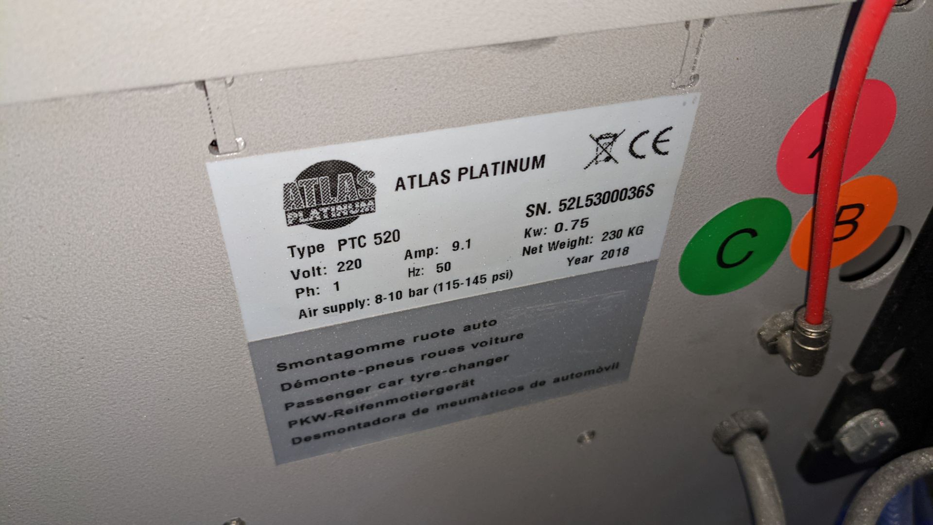 2018 Atlas Platinum 30" tilt arm tyre changer with smart lock type HP2, model PTC520. Please note t - Image 12 of 23