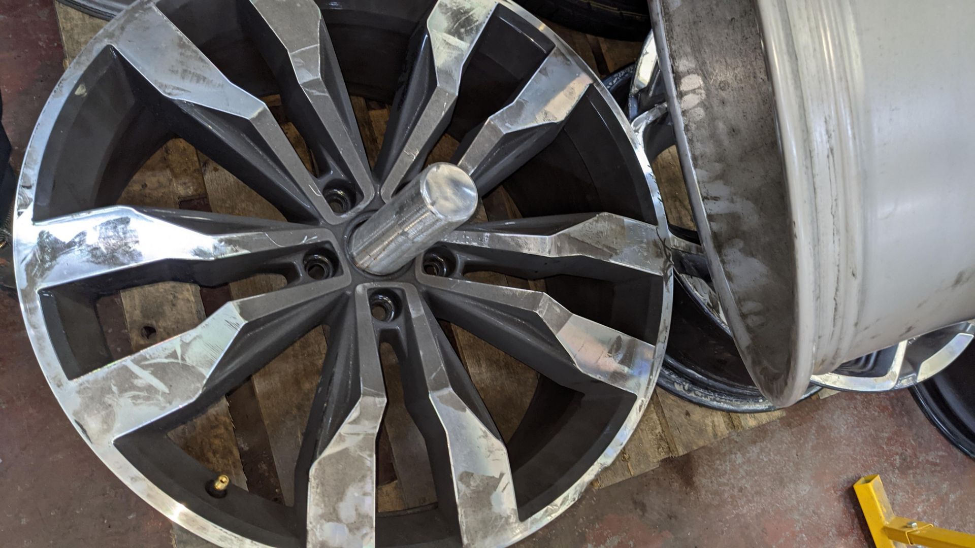 5 off assorted alloy wheels - Image 7 of 9