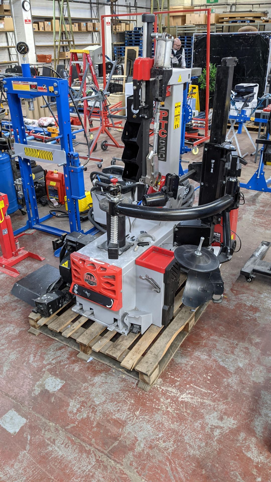 2018 Atlas Platinum 30" tilt arm tyre changer with smart lock type HP2, model PTC520. Please note t - Image 22 of 23