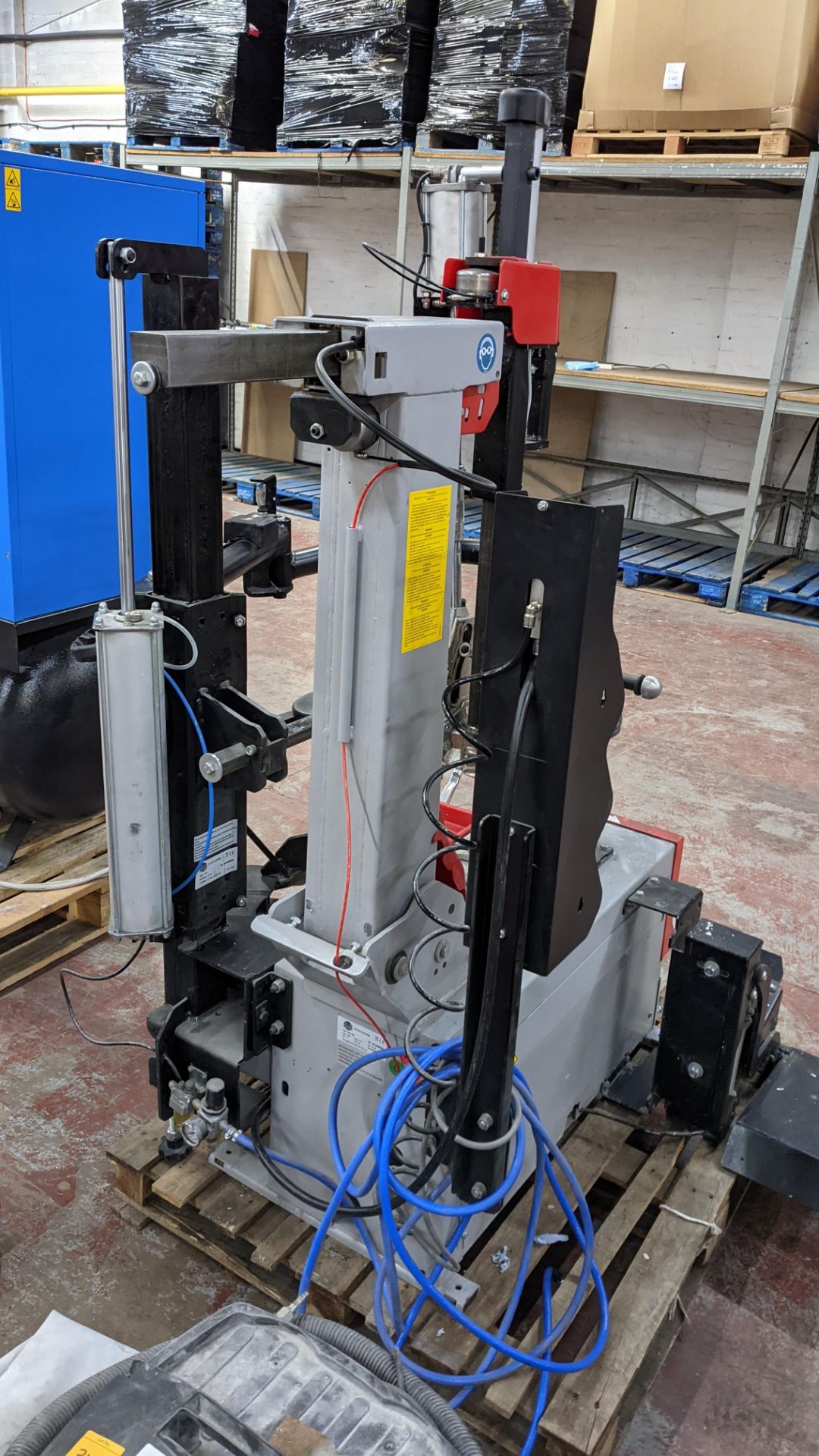 2018 Atlas Platinum 30" tilt arm tyre changer with smart lock type HP2, model PTC520. Please note t - Image 16 of 23