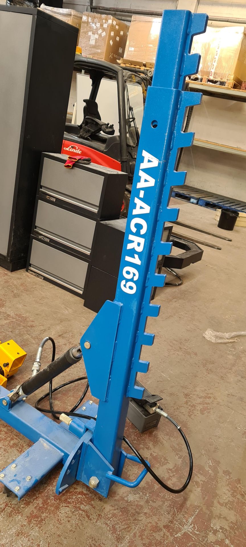 2019 AA4C auto repair bench model AA-ACR169. Please note this lot comprises the large blue metal fr - Image 32 of 32