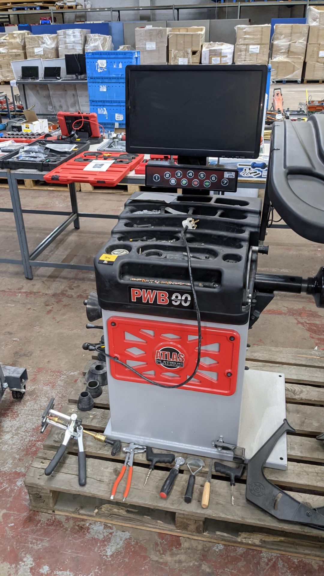 2019 Atlas Platinum type PWB90 3D wheel balancing system with TFT screen including wide variety of a - Image 3 of 21
