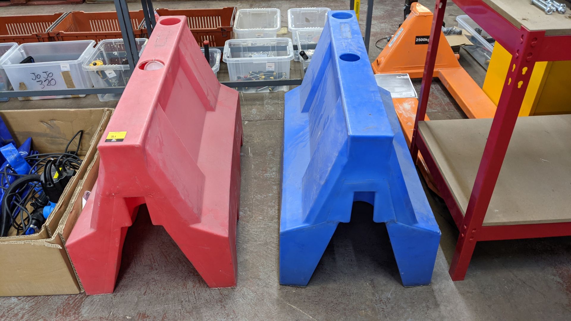 Pair of plastic barriers measuring approximately 980mm x 500mm x 660mm - Image 2 of 5