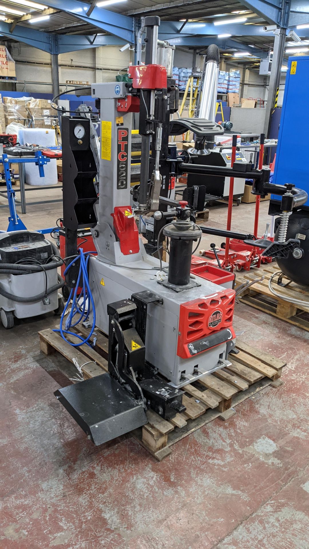 2018 Atlas Platinum 30" tilt arm tyre changer with smart lock type HP2, model PTC520. Please note t - Image 2 of 23