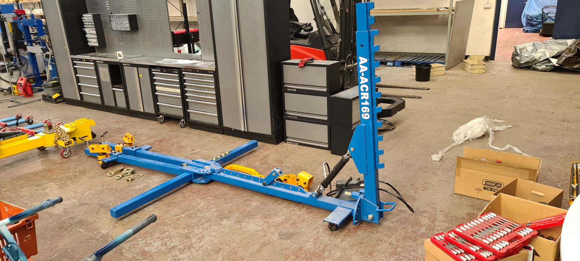 2019 AA4C auto repair bench model AA-ACR169. Please note this lot comprises the large blue metal fr - Image 24 of 32