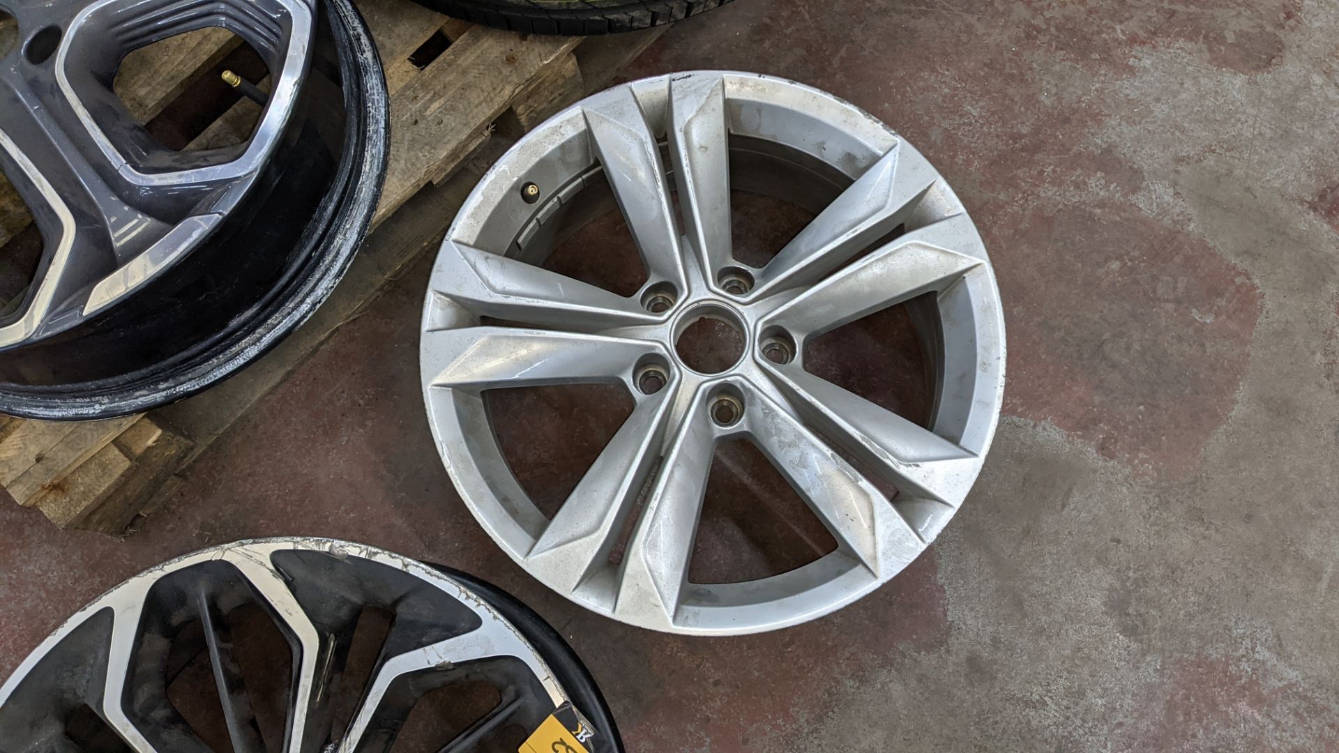 5 off assorted alloy wheels - Image 9 of 9