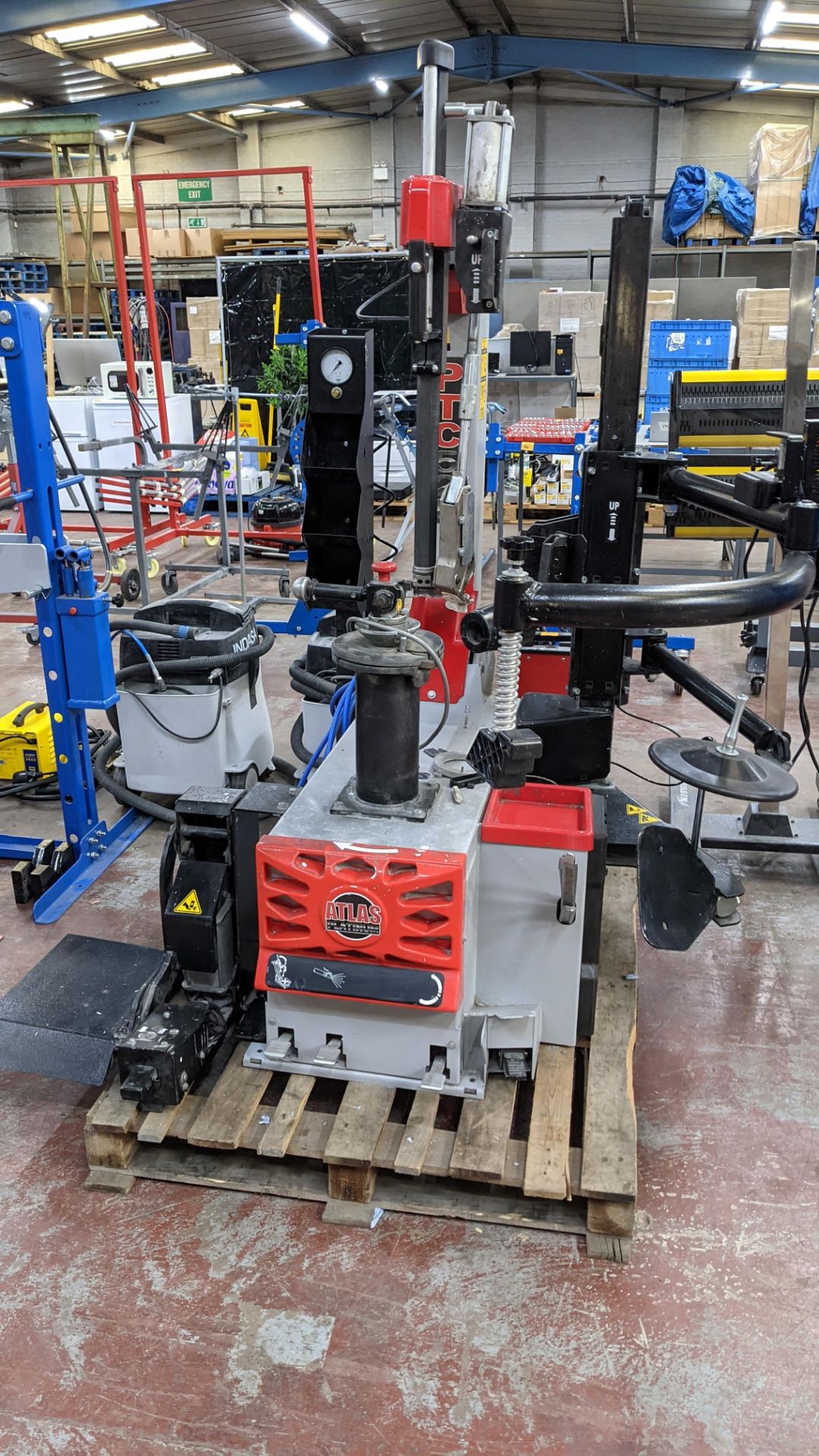 2018 Atlas Platinum 30" tilt arm tyre changer with smart lock type HP2, model PTC520. Please note t - Image 10 of 23