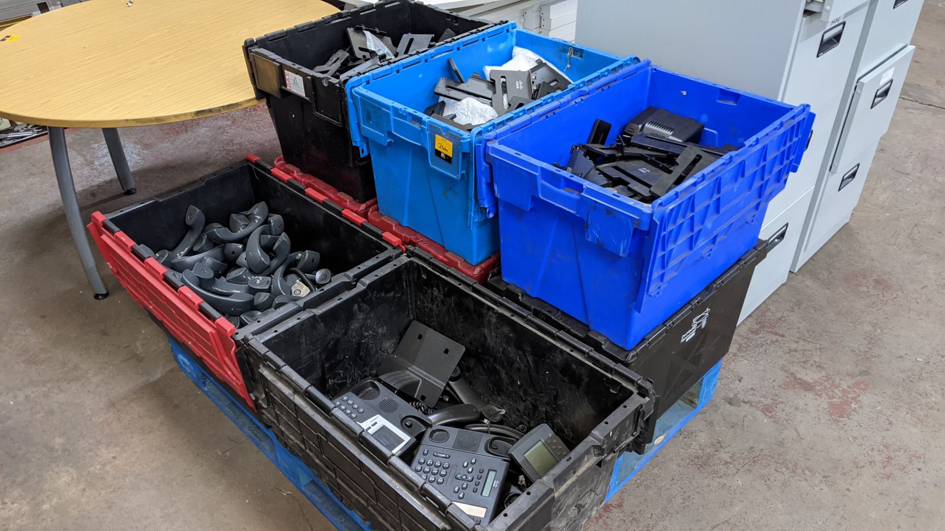 Very large quantity of Cisco VOIP telephone related items comprising the contents of 6 crates as pic - Image 8 of 8